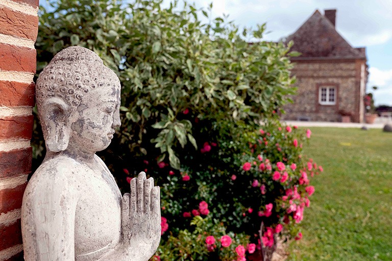 un buddha comme décoration de jardin